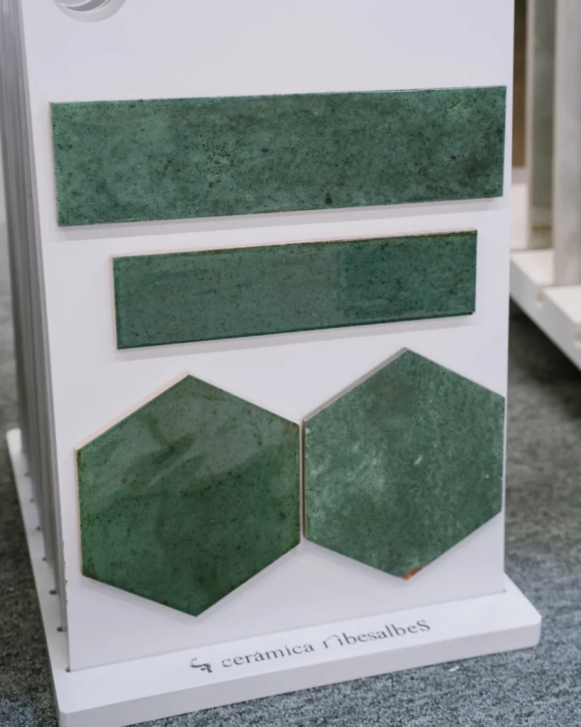 Agence M Com Marseille Kar Ter Marseille Carerlage showroom exposition carrelages detail forme losanges effet marbre